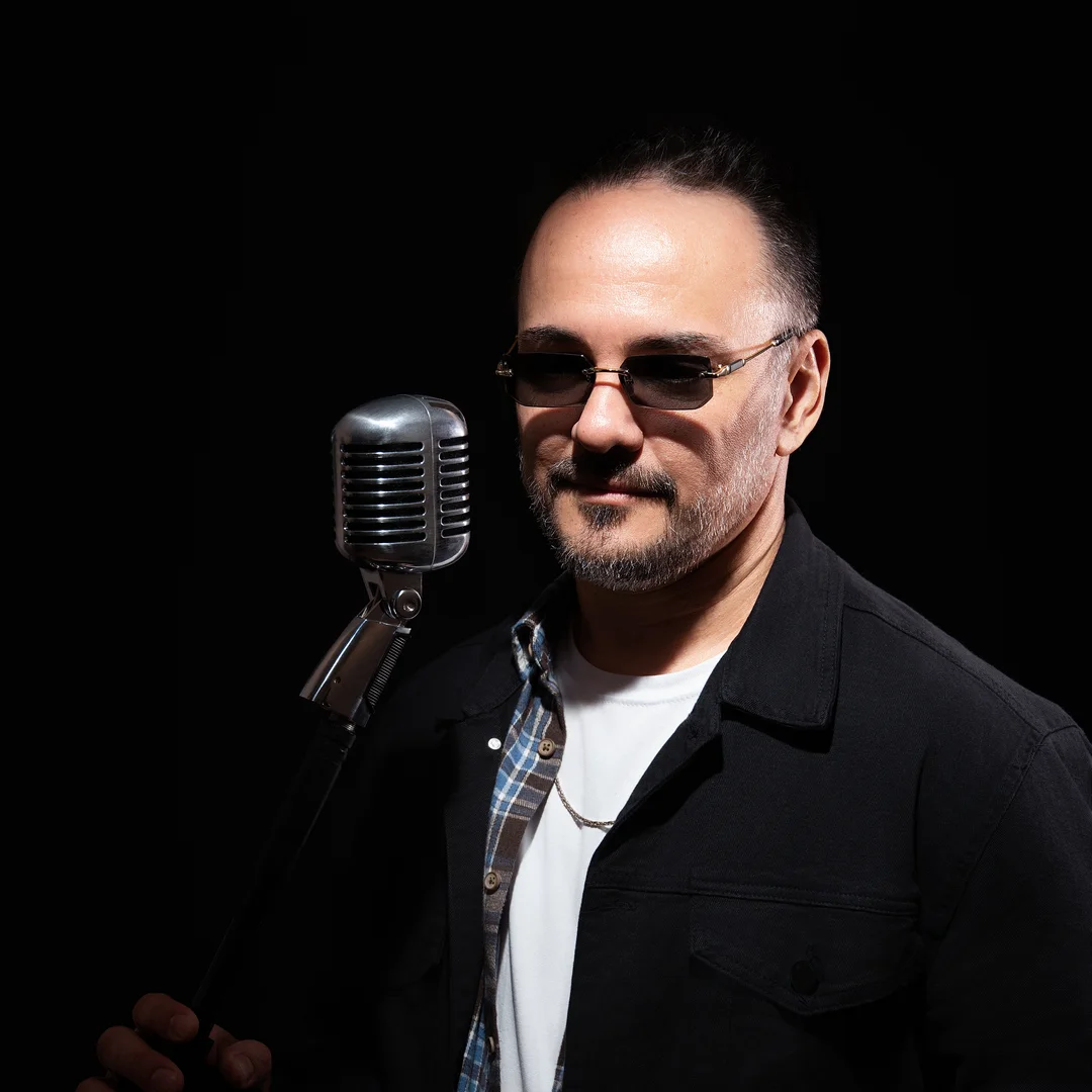 Retrato profissional do cantor Denner Zacarias.