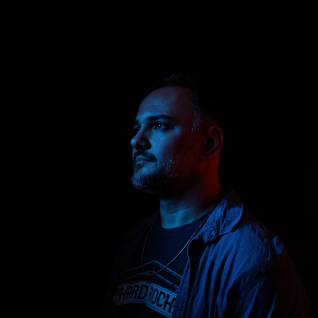 Retrato profissional do cantor Denner Zacarias.
