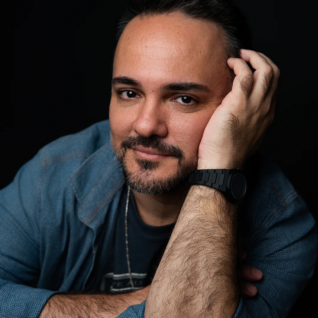 Retrato profissional do cantor Denner Zacarias.